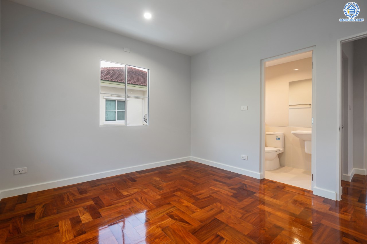 บ้านมือสองตกแต่งใหม่ ม.นันทวัน พระราม5 ตกแต่งหรูหรา หลังใหญ่กว่า 64 ตร.ว. ฟังก์ชันจัดเต็ม 3 ห้องนอน 3 ห้องน้ำ 1 ห้องอเนกประสงค์ จอดรถได้ 2 คัน พร้อม Living Room รองรับทุกความสุข ทำเลเดินทางสะดวก ใกล้ทางด่วน "กาญจนาภิเษก" และรถไฟฟ้าสายสีม่วง "สถานีบางรักใหญ่"